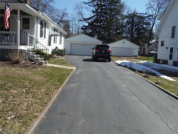 4th image of 208 Logan St