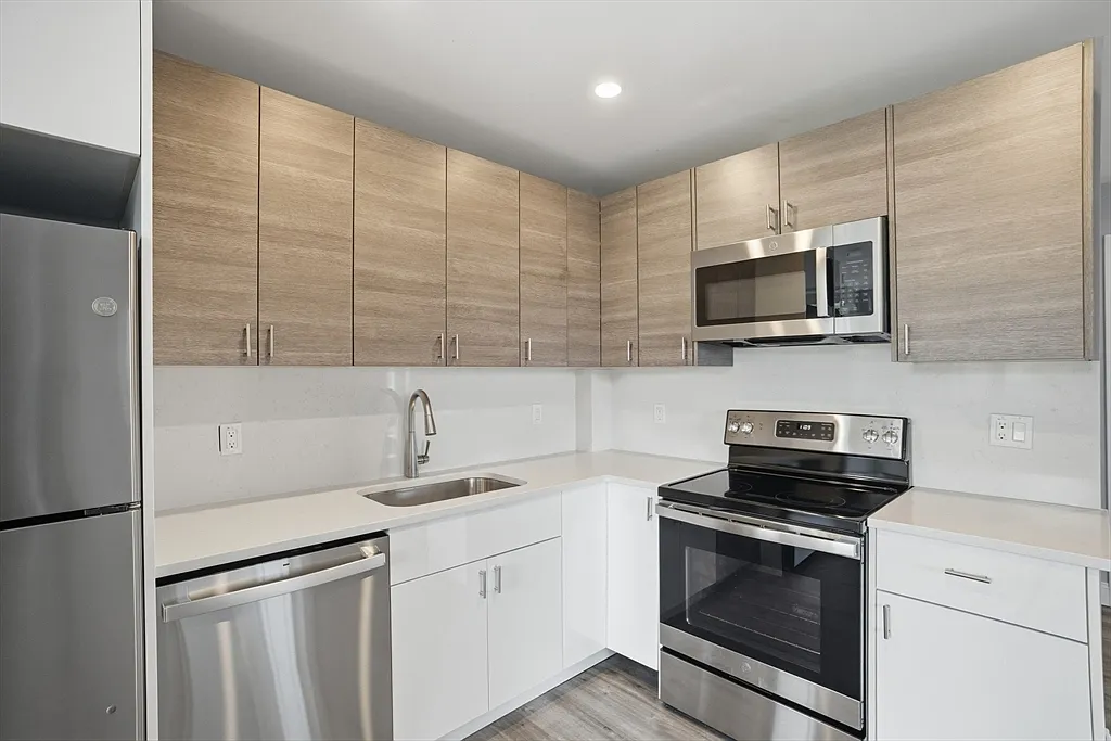 2 bed, 1.0 bath, 801 sqft, $3,750 — Photo 3
