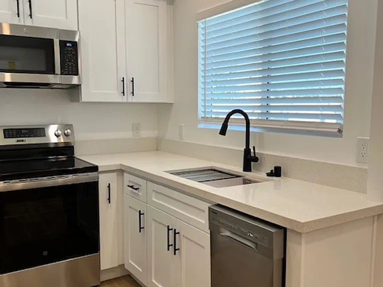 140 W Hyde Park Blvd — Photo 6