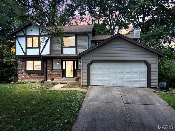 2370 Cedar Lake Dr, Maryland Heights, MO 63043