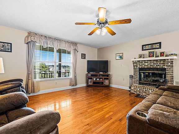 5th image of 402 Hiddenbrook Ln