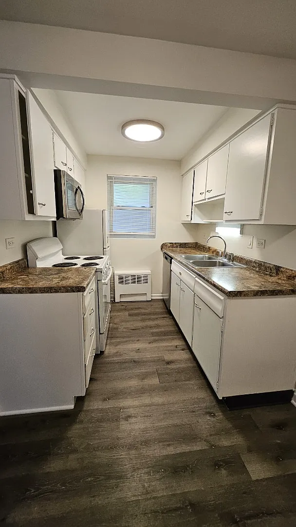 Beautiful Must See Charming 1 Bed/1 Bath With Fre Heat....Must See — Photo 1