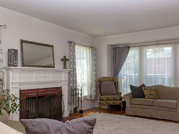 3rd image of 719 S Dawley Ave