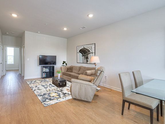 4th image of 600 E Trinity Ln #202
