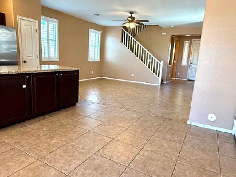 8821 S 40th Dr — Photo 2