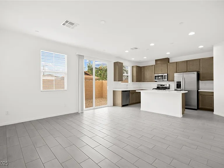 10140 Gabby Glen St — Photo 6