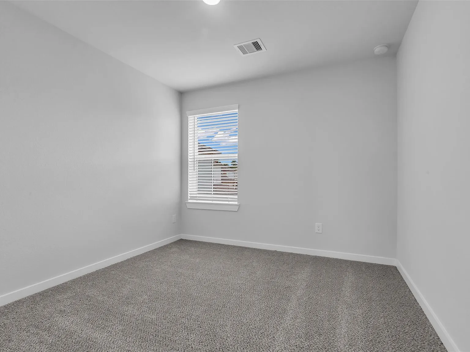 4 bed, 2.5 bath, 1849 sqft, $2,200 — Photo 2
