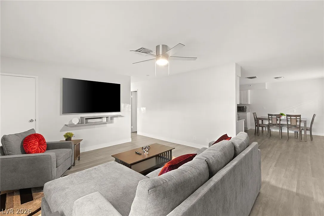 3 bed, 2.0 bath, 2972 sqft, $1,995 — Photo 3