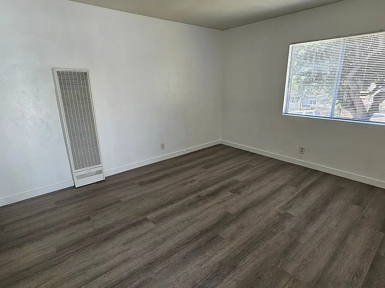 2522 2522 1/2mlancaster Ave — Photo 4