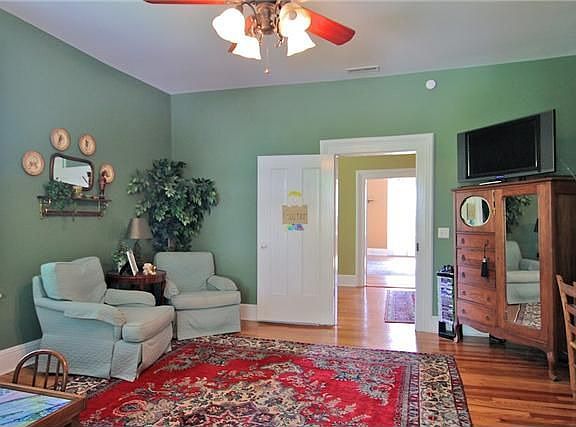 4th image of 403 E Franklin St