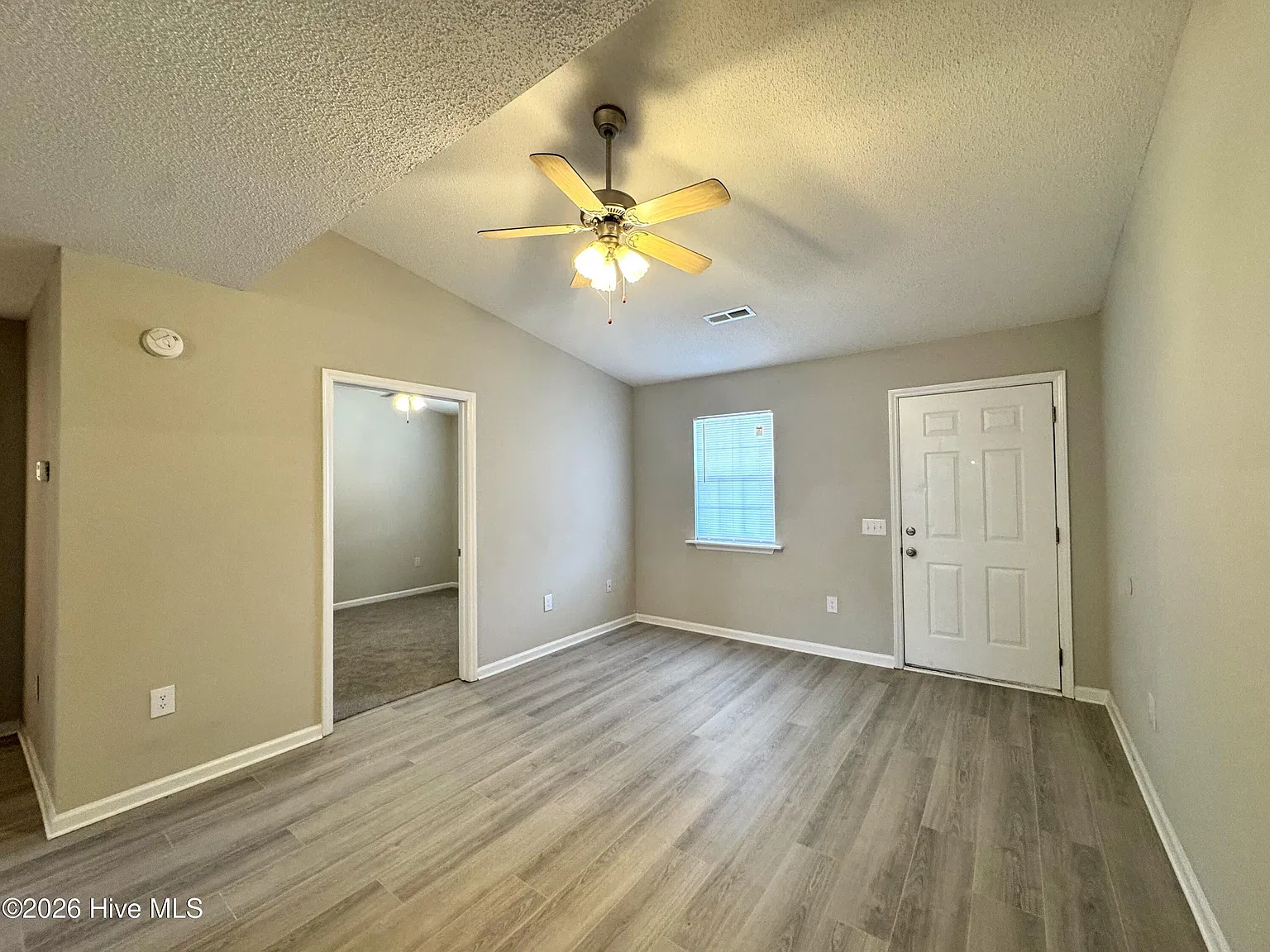2 bed, 1.0 bath, 705 sqft, $950 — Photo 2