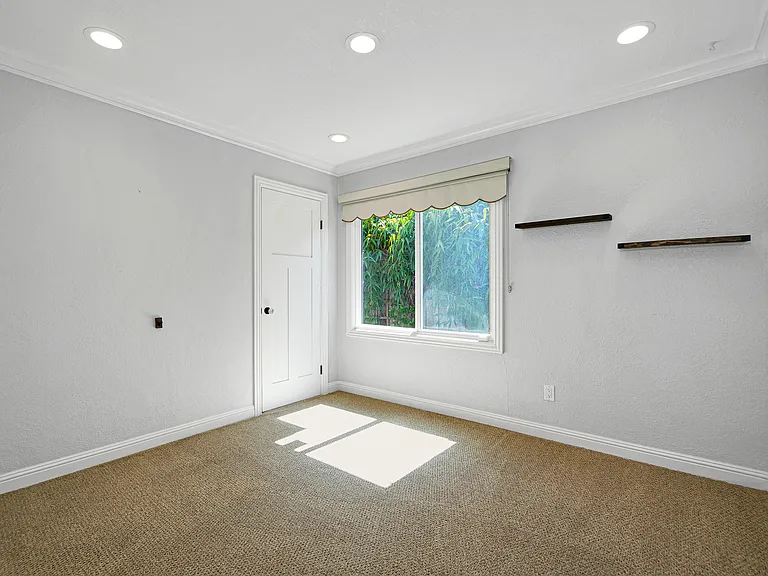 2249 Whyte Park Ave — Photo 16