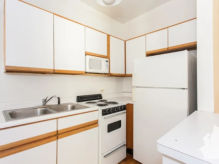 635 W Barry #311 — Photo 5