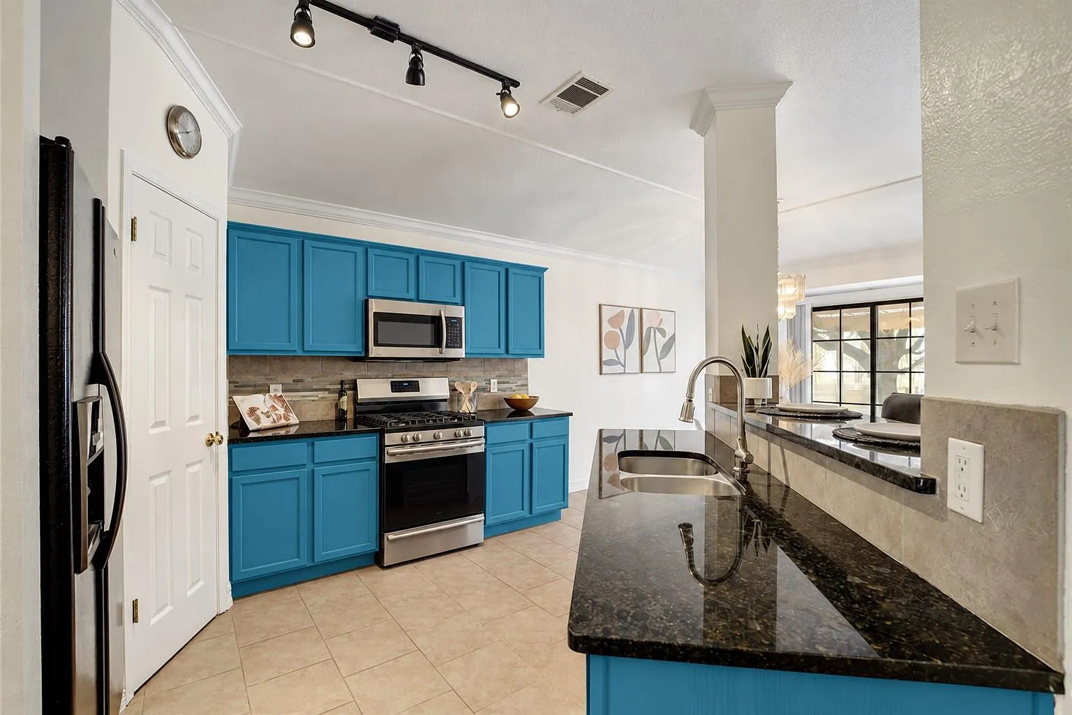 3 bed, 2.0 bath, 1416 sqft, $1,800 — Photo 2