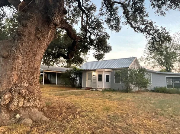 222 York St, Yorktown, TX 78164