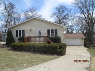 1017 Hooks Ln, McHenry, IL 60050