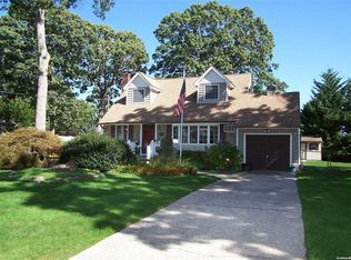 387 Renee Dr, Bayport, NY 11705