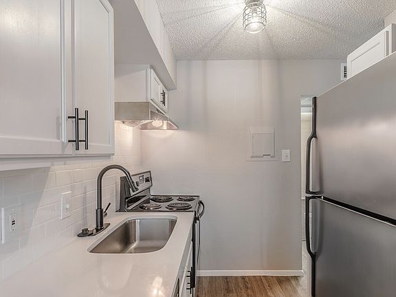 5th image of 412 Summit Ave #107