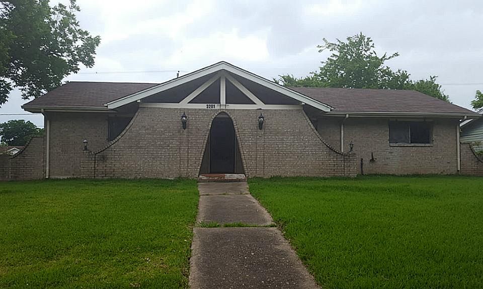 1st image of 3201 Longwood Dr