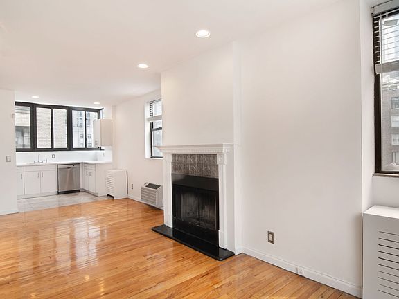 2nd image of 150 W 58th St APT 13B