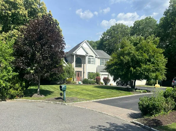 5 Keystone Ct, Smithtown, NY 11787