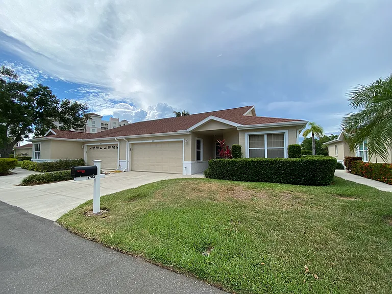 1704 Edgewater Ln — Photo 1