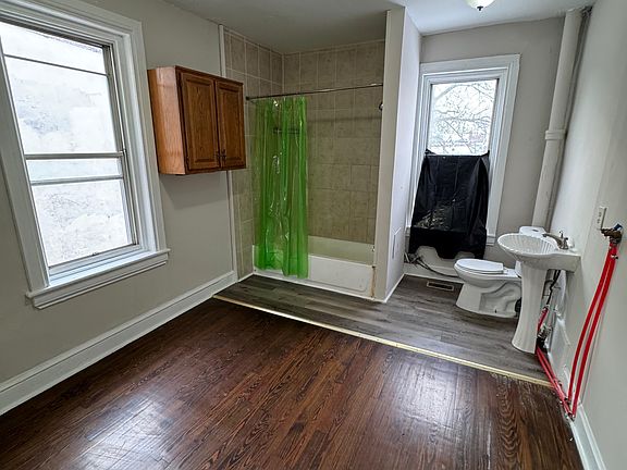 4th image of 435 Centre St