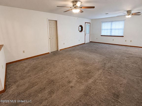 4th image of 709 Hillcrest Loop