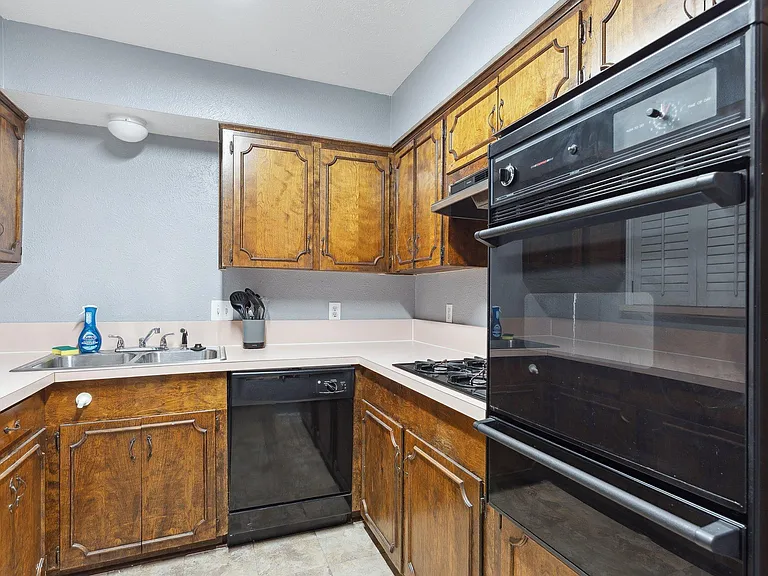Valleyglen Dr — Photo 2