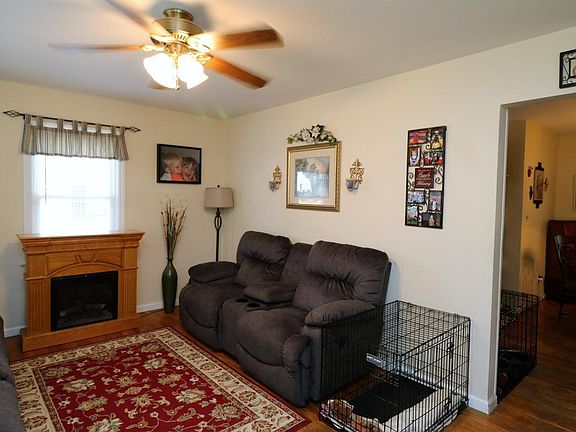 3rd image of 422 Northside Dr