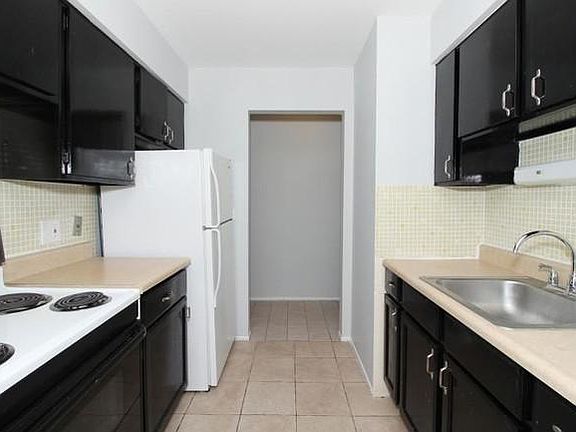3rd image of 6011 N Kenmore Ave APT 306