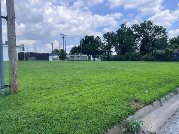 1422 N 1st St, Arkansas City, KS 67005