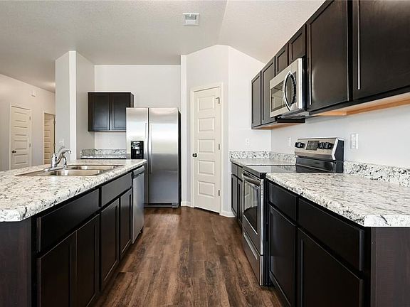5th image of 707 Hidden Meadows Dr