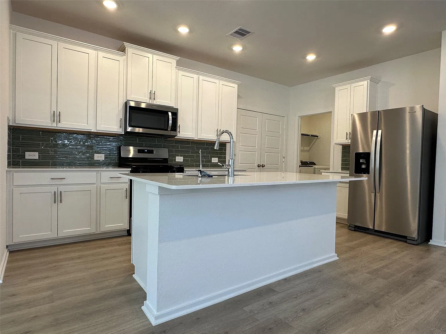 4 bed, 2.5 bath, 1981 sqft, $2,300 — Photo 3