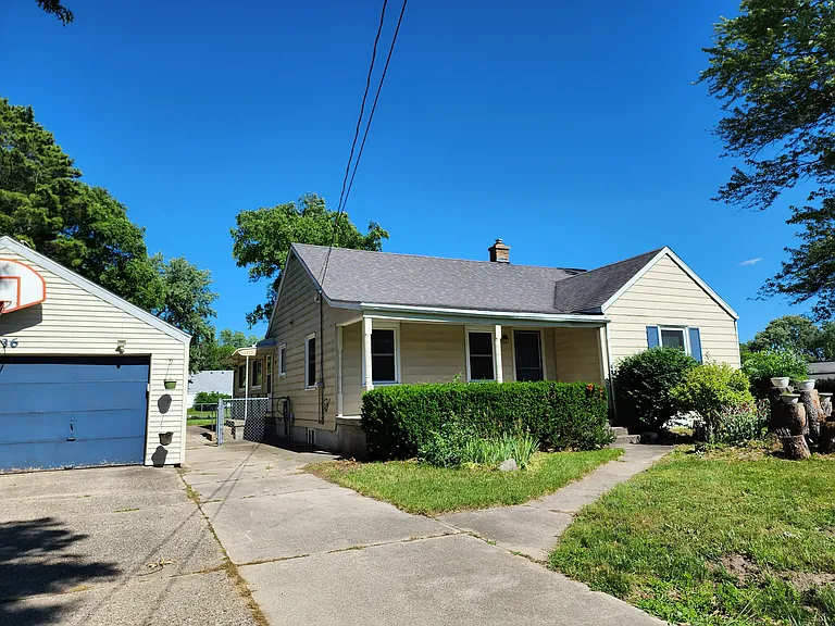 4236 Hunsberger Ave NE — Photo 2