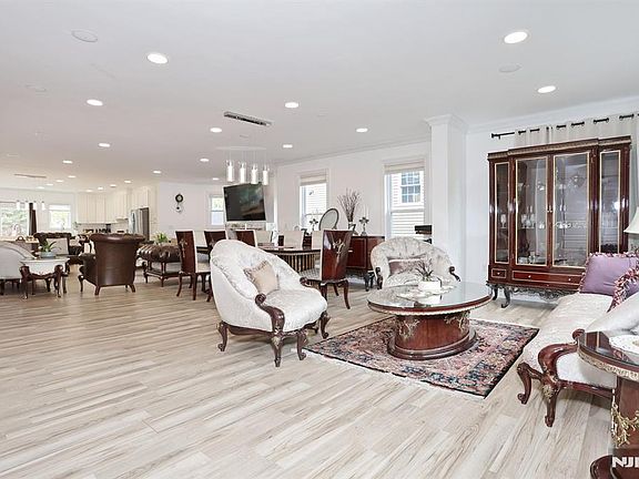 4th image of 169 Woodward Ave