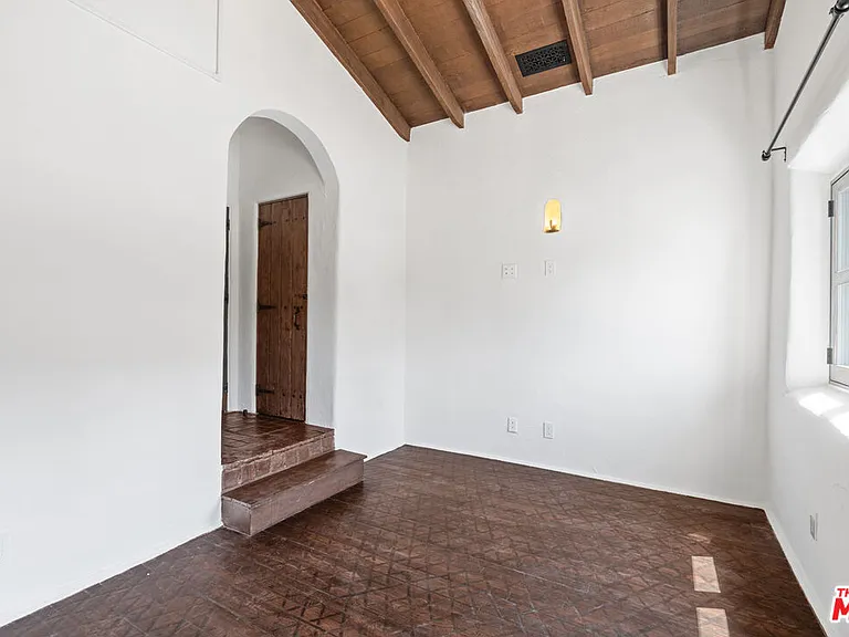 1300 N Harper Ave — Photo 15