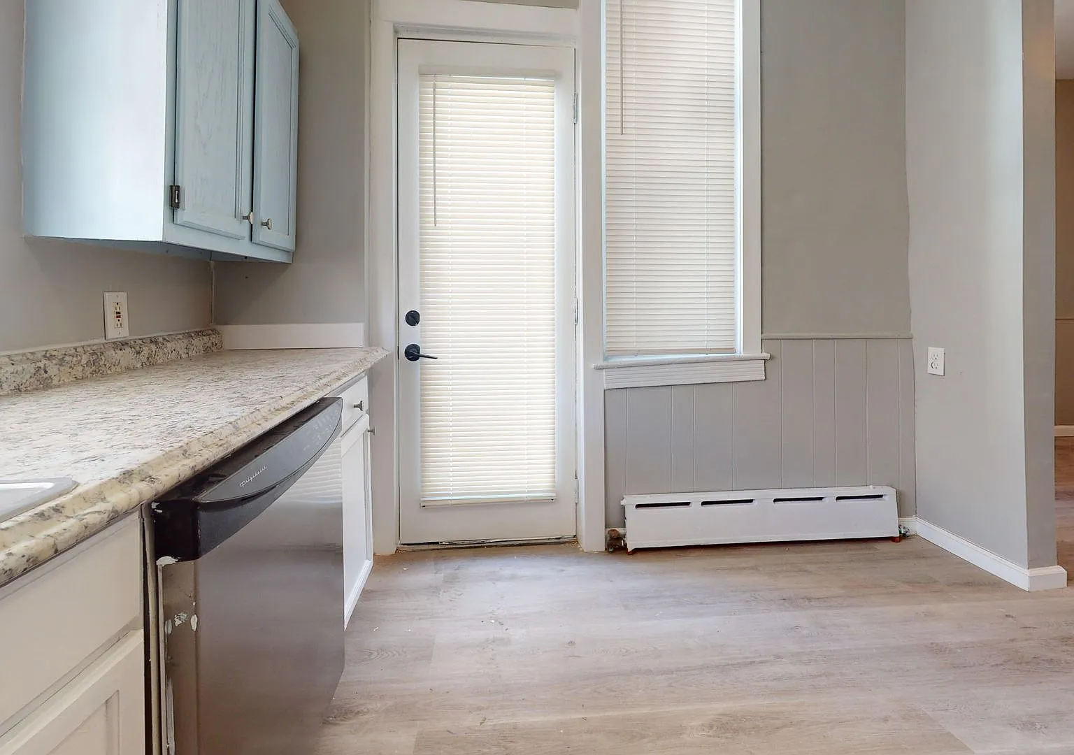 Cozy Modern Updated 3 Bedroom Townhome w/ Stainless Steel — Photo 4