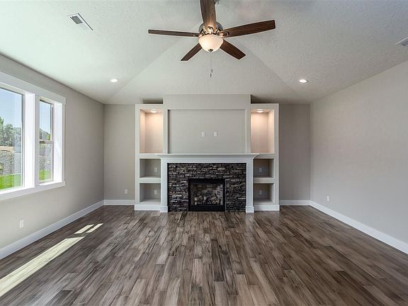 4th image of 4431 Rosencrans Dr