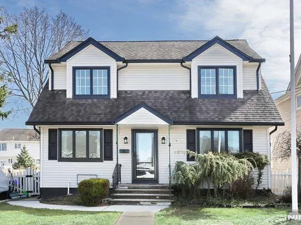 88 Alberta Dr, Saddle Brook, NJ 07663