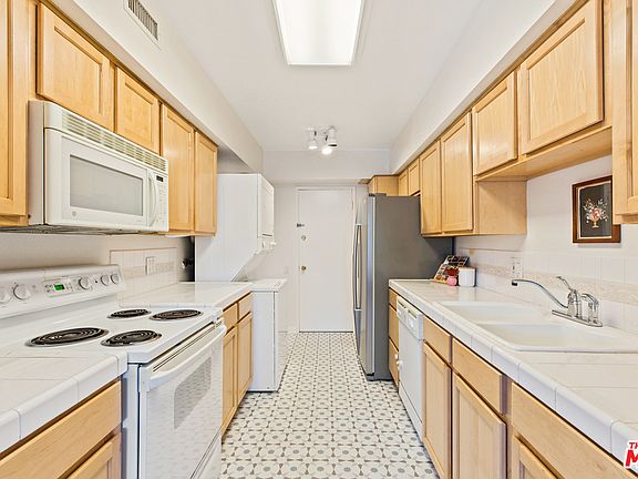 4th image of 4915 Tyrone Ave APT 127