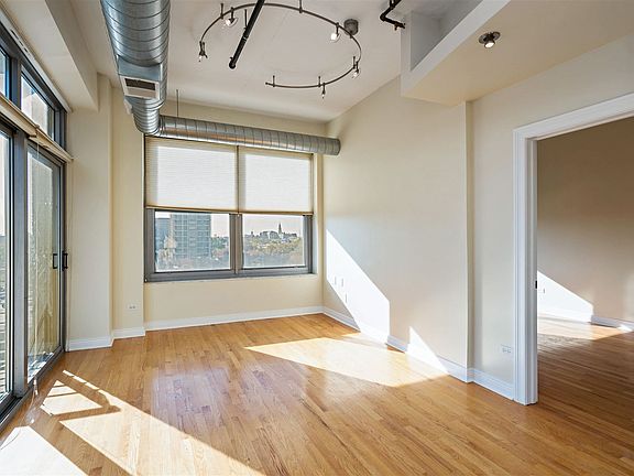 02_933WVanBuren_Unit907_1_LivingRoom_HiRes