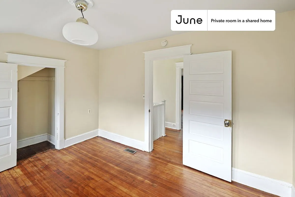 Full bedroom in 5 bed/3 bath home in Brookland #866 D — Photo 2