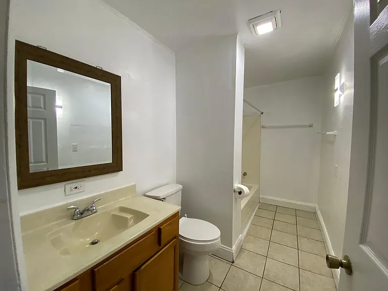 2310 E Madison St — Photo 23