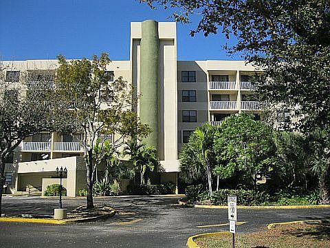 1st image of 901 Hillcrest Dr APT 210