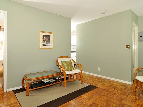3rd image of 385 McLean Ave APT 7A