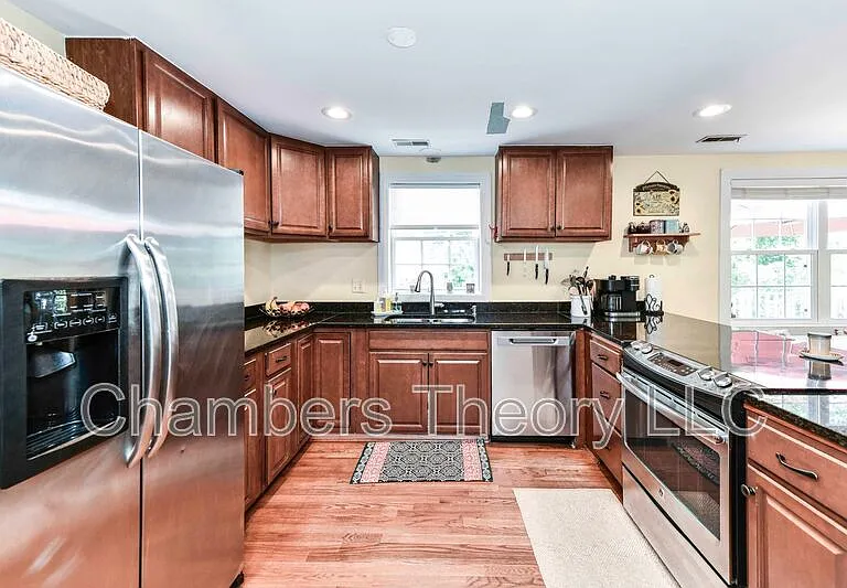 123 S Dickenson Ave — Photo 12