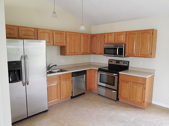 3rd image of 15918 Elizabeth Dr