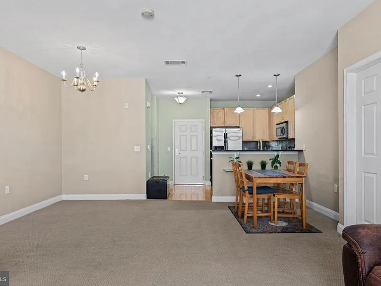 200 W Elm St #1207 — Photo 5