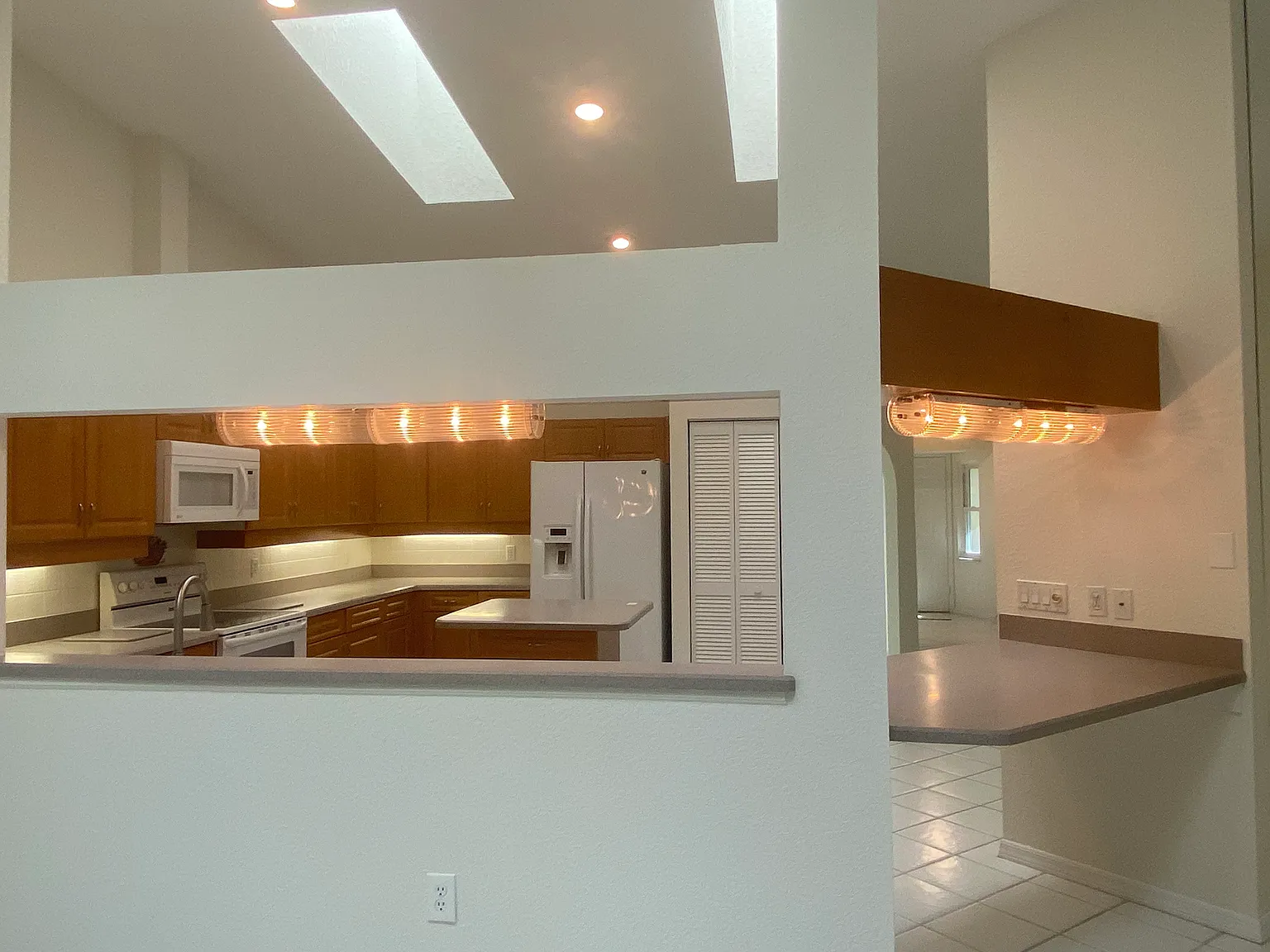3 bed, 2.5 bath, 2004 sqft, $2,100 — Photo 3
